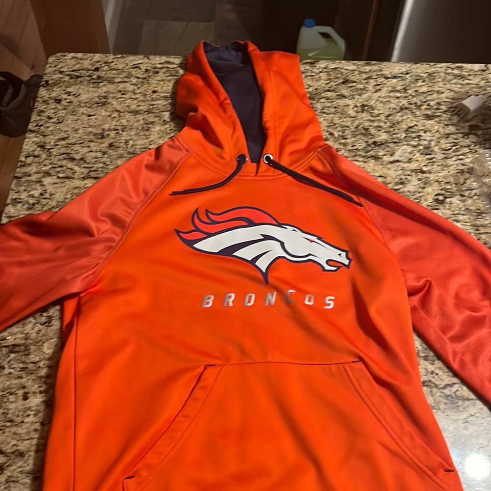 Majestic Thermabase Denver Broncos Sweatshirt. Size Small.